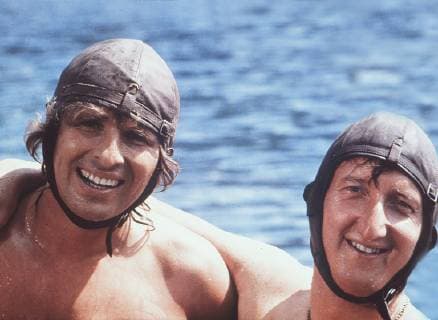 ZWEI NASEN TANKEN SUPER Die Freunde Mike (MIKE KRÜGER) und Tommy (THOMAS GOTTSCHALK) kommen durch den Gewinn von Motorrädern unwissentlich in den Besitz gestohlener Edelsteine, die sie für wertlos halten und an zwei Tramperinnen verschenken. Die beiden machen darauf die Bekanntschaft mit zwei ungemütlichen Ganoven, die hinter den Steinen her sind... Regie: Dieter Pröttel Überschrift: ZWEI NASEN TANKEN SUPER BRD 1984 Copyright: KPA !AUFNAHMEDATUM GESCHÄTZT! UnitedArchives00886526