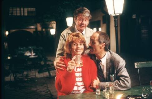 DIE SCHNELLE GERDI TV-Serie - D 1989 - Regie: Michael Verhoeven 6. Miss Miramare Gerdi (SENTA BERGER) fühlt sich geschmeichelt, doch die zwei Gauner (HEINZ PETTERS u. CHRISTOPH LINDERT) haben es auf ihre Kohle abgesehen... 34750-0-54441 , 10DFAGerdi3 Überschrift: DIE SCHNELLE GERDI BRD 1989 Copyright: KPA !AUFNAHMEDATUM GESCHÄTZT! UnitedArchives00887453