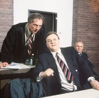 ANWALT ABEL DER DIENSTAGMANN Jean Abel (GÜNTHER MARIA HALMER) verteidigt den scheuen, bei seiner Mutter wohnenden Hiltsch (DIETER PFAFF). Der Angeklagte soll eine Kollegin vergewaltigt haben. Es stellt sich heraus, dass der Beschuldigte wegen Sittlichkeitsdelikten vorbestraft ist. Abel fürchtet nun einen vorschnellen Schuldspruch. Regie: Frank Guthke Überschrift: ANWALT ABEL DER DIENSTAGMANN BRD 1998 Copyright: KPA !AUFNAHMEDATUM GESCHÄTZT! UnitedArchives00887920