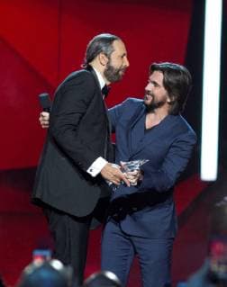 Colombian singer Juanes (R) delivers the Artistic Trayectory Award to Dominican song writter and singer Juan Luis Guerra (L), during the twenty-first edition of the Billboard Latin Music Awards 2019, which takes place at the Mandalay Bay Hotel and Casino, in Las Vegas, Nevada, USA, 25 April 2019. Billboard Latin Music Awards 2019 !ACHTUNG: NUR REDAKTIONELLE NUTZUNG!  Copyright: xArmandoxArorizox AME5289 20190426-636918574342735692