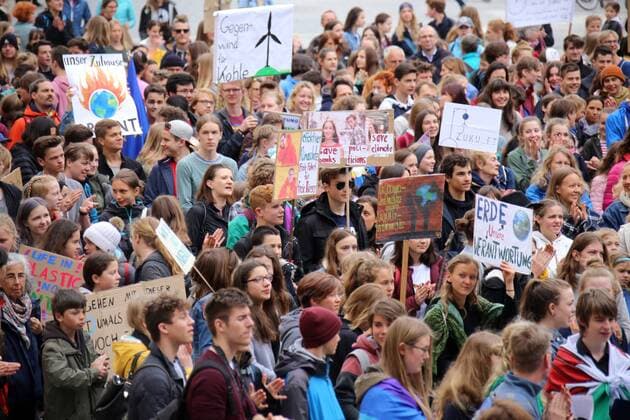News Themen der Woche KW17 News Bilder des Tages b.a. Fridays for future - auch in den Schulferien Auch in den Schulferien versammelten sich wieder mehrere hundert Jugendliche, Lehrer und Eltern am 26. April auf dem Münchner Odeonsplatz, um für den Klimaschutz zu demonstrieren Foto: Michael Westermann *** b a Fridays for future also during the school holidays Several hundred young teachers and parents gathered again during the school holidays on 26 April on Munichs Odeonsplatz to demonstrate for climate protection Photo Michael Westermann