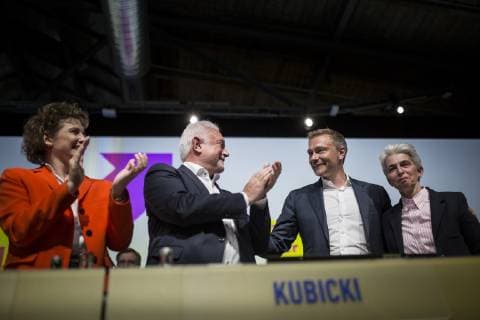 Nicola Beer (L), Generalsekretaerin der FDP, Wolfgang Kubicki (2L), stellvertretender Bundesvorsitzender der FDP, Christian Lindner (2R), FDP Parteivorsitzender, und Dr. Marie-Agnes Strack-Zimmermann (R), aufgenommen im Rahmen des 70. Ordentlichen Bundesparteitages des Freie Demokratische Partei (FDP) in Berlin, 26.04.2019. Berlin Deutschland *** Nicola Beer L General Secretary of the FDP Wolfgang Kubicki 2L Deputy Federal Chairman of the FDP Christian Lindner 2R FDP FDP Chairman and Dr Marie Agnes Strack Zimmermann R admitted at the 70th Ordinary Federal Party Congress of the Free Democratic Party FDP in Berlin 26 04 2019 Berlin Germany Copyright: xFlorianxGaertner photothek.netx