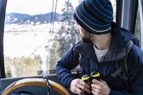 Germany, Bavaria, Brauneck, man in winter in gondola lift model released Symbolfoto  DIGF05903