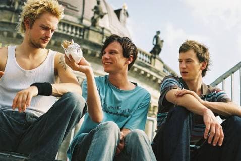Axel Schreiber gestorben Berlin am Meer Malte (AXEL SCHREIBER), Tom (ROBERT STADLOBER) und Mitsch (CLAUDIUS FRANZ) Regie: Wolfgang EiÂßler aka. Berlin am Meer BERLIN AM MEER Deutschland 2007 Copyright: KPA !AUFNAHMEDATUM GESCHÄTZT! Nur redaktionelle Nutzung im Zusammenhang mit dem Film. Editorial usage only and only related to the movie. Im Falle anderer Verwendungen, kontaktieren Sie uns bitte. For other uses, please contact us. UnitedArchives00637689