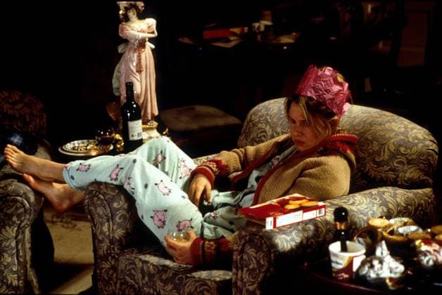 BRIDGET JONES - SCHOKOLADE ZUM FRÜHSTÜCK Bridget Jones GB 2000 Sharon Maguire Die etwas chaotische Bridget Jones (RENeE ZELLWEGER) ist eine junge Londonerin Anfang 30. Sie arbeitet in einem Verlag und plagt sich mit einem stressigen Job, zu vielen Zigaretten und ihrem Übergewicht herum. Das Schlimmste aber ist, sie ist immer noch Single. Auf einer Party lernt sie Mark kennen, von dem sie glaubt, dass er nicht unbedingt ihr Traummann ist. Wogegen ihr Chef Daniel eher unter der Kategorie Traumtyp läuft, doch der ist eine charmanter Weiberheld. Hin und her gerissen zwischen Mark und Daniel muss sich Bridget entscheiden... Regie: Sharon Maguire aka. Bridget Jones BRIDGET JONES - SCHKOLADE ZUM FRÜHSTÜCK GB 2000 Copyright: KPA !AUFNAHMEDATUM GESCHÄTZT! Nur redaktionelle Nutzung im Zusammenhang mit dem Film. Editorial usage only and only related to the movie. Im Falle anderer Verwendungen, kontaktieren Sie uns bitte. For other uses, please contact us. UnitedArchives00640488