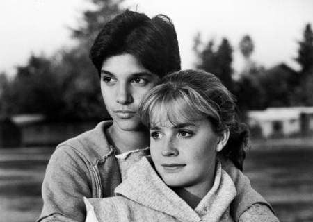 KARATE KID The Karate Kid USA 1983 John G. Avildsen Eigentlich gefällt es dem 16jährigen Daniel (RALPH MACCHIO) ganz gut Kalifornien. Doch er hat in der neuen Umgebung auch Probleme: Einige Jungs seiner Schule verprügeln ihn. Als er den unscheinbaren japanischen Hausmeister Miyagi kennenlernt, ändert sich sein Leben grundlegend. Miyaki ist ein Karate-Meister und weiht Daniel in die Geheimnisse der Kampfkunst ein... Foto: Daniels Freundin Ali (ELISABETH SHUE) Regie: John G. Avildsen aka. The Karate Kid KARATE KID USA 1983 Copyright: KPA !AUFNAHMEDATUM GESCHÄTZT! Nur redaktionelle Nutzung im Zusammenhang mit dem Film. Editorial usage only and only related to the movie. Im Falle anderer Verwendungen, kontaktieren Sie uns bitte. For other uses, please contact us. UnitedArchives00641540