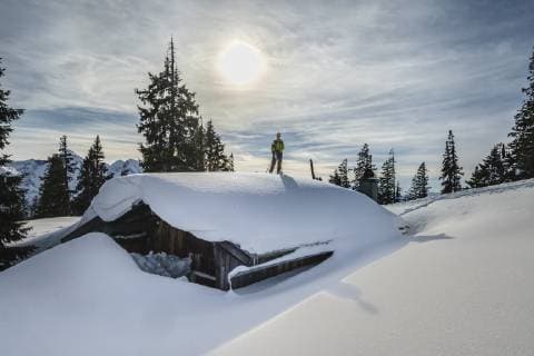 Germany, Chiemgau, Rauschberg, Inzell Kienberg, skier on wooden hut model released Symbolfoto  HAMF00567