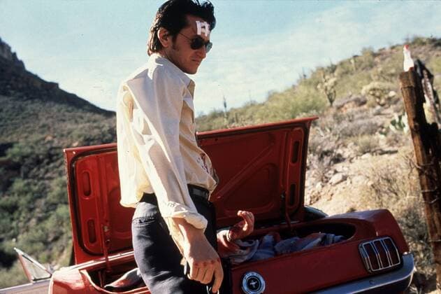 U-TURN - KEIN WEG ZURÜCK U-Turn USA 1997 Oliver Stone Der unverbesserliche Glücksritter Bobby Cooper (SEAN PENN) befindet sich auf dem Weg nach Las Vegas, um seine Spielschulden zu begleichen. Doch ein geplatzter Kühlerschlauch führt Bobby in das halbverlassene Wüstenkaff Superior, in dem sich abartige Dinge abspielen... Regie: Oliver Stone aka. U-Turn U-TURN - KEIN WEG ZURÜCK USA 1997 Copyright: KPA !AUFNAHMEDATUM GESCHÄTZT! Nur redaktionelle Nutzung im Zusammenhang mit dem Film. Editorial usage only and only related to the movie. Im Falle anderer Verwendungen, kontaktieren Sie uns bitte. For other uses, please contact us. UnitedArchives00643208