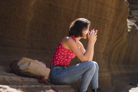 IMAGO Creative, Jahreszeit Sommer, Hitze IMAGO Creative, Sommer, Schatten-Plätze bei Hitze Spain, Gran Canaria, Barranco de las Vacas, young woman having a rest drinking water model released Symbolfoto  KKAF03108