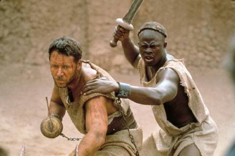 OSCARS. Bester Hauptdarsteller. Preisträger 2001-2010 GLADIATOR GLADIATOR UK USA 2000 Ridley Scott Kaiser Marcus Aurelius bestimmt den verdienten General Maximus zu seinem Nachfolger. Doch sein eifersüchtiger Sohn Commodus vereitelt nach dem Tod seines Vaters dessen Pläne. Er verstößt Maximus und dessen Familie und gibt den Befehl sie zu töten. Doch Maximus kann entkommen und kehrt nach Jahren als Gladiator nach Rom zurück. Er hat nur ein Ziel vor Augen: den Mord an seiner Familie zu rächen und den Herrscher Roms zu töten. Szene mit RUSSEL CROWE (Maximus) und DJIMON HOUNSOU (Juba) Regie: Ridley Scott aka. GLADIATOR GLADIATOR UK USA 2000 Copyright: KPA !AUFNAHMEDATUM GESCHÄTZT! Nur redaktionelle Nutzung im Zusammenhang mit dem Film. Editorial usage only and only related to the movie. Im Falle anderer Verwendungen, kontaktieren Sie uns bitte. For other uses, please contact us. UnitedArchives00645425