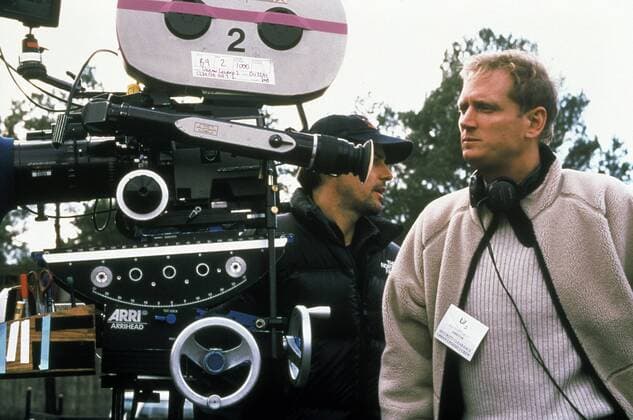 DÜSTERE LEGENDEN 2 Urban Legends USA 2000 John Ottman Die Filmstudentin Amy Mayfield hat eine zündende Idee für ihren Abschlussfilm: Sie will einen packenden Psychothriller über die mythenumrankte Geschichte eines Serienmörders an der Pendelton University drehen. Doch die Produktion steht unter einem schlechten Stern: Ein Filmstudent nach dem anderen verschwindet unter mysteriösen Umständen. Amy ahnt, dass ein realer Killer seine Runde macht, doch keiner will ihr zunächst Glauben schenken... Foto: Regisseur JOHN OTTMAN während der Dreharbeiten Regie: John Ottman aka. Urban Legends DÜSTERE LEGENDEN 2 USA 2000 Copyright: KPA !AUFNAHMEDATUM GESCHÄTZT! Nur redaktionelle Nutzung im Zusammenhang mit dem Film. Editorial usage only and only related to the movie. Im Falle anderer Verwendungen, kontaktieren Sie uns bitte. For other uses, please contact us. UnitedArchives00645679