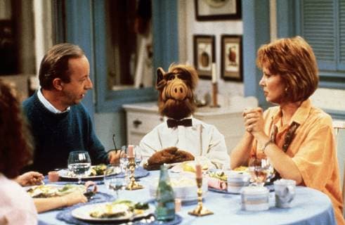 ALF Ganz im Vertrauen USA 1986 Willie Tanner (MAX WRIGHT), ALF, Kate Tanner (ANNE SCHEDEEN) box aka. Ganz im Vertrauen ALF USA 1986 Copyright: KPA !AUFNAHMEDATUM GESCHÄTZT! Nur redaktionelle Nutzung im Zusammenhang mit dem Film. Editorial usage only and only related to the movie. Im Falle anderer Verwendungen, kontaktieren Sie uns bitte. For other uses, please contact us. UnitedArchives00649255