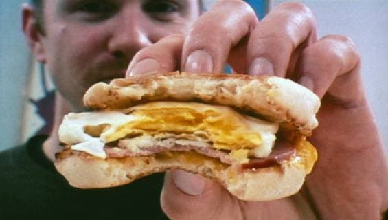 SUPER SIZE ME Super Size Me USA 2004 Morgan Spurlock Fetter geht s kaum. Diesen Burger mit Eiereinlage nahm Regisseur MORGAN SPURLOCK als Frühstück zu sich. Regie: Morgan Spurlock aka. Super Size Me SUPER SIZE ME USA 2004 Copyright: KPA !AUFNAHMEDATUM GESCHÄTZT! Nur redaktionelle Nutzung im Zusammenhang mit dem Film. Editorial usage only and only related to the movie. Im Falle anderer Verwendungen, kontaktieren Sie uns bitte. For other uses, please contact us. UnitedArchives00665020