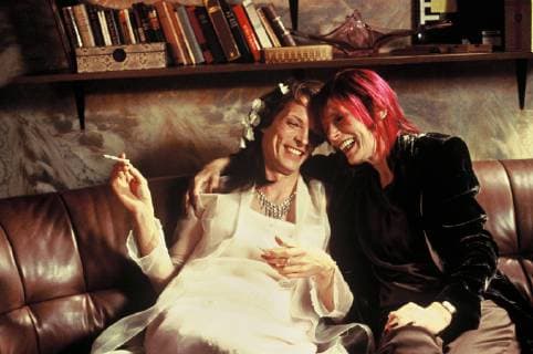 Agnes (MARTIN WEIß) und Roxy (MARGIT CARSTENSEN) Regie: Oskar Roehler aka. Agnes und seine BrÂüüder AGNES UND SEINE BRüDER Deutschland 2004 Copyright: KPA !AUFNAHMEDATUM GESCHÄTZT! Nur redaktionelle Nutzung im Zusammenhang mit dem Film. Editorial usage only and only related to the movie. Im Falle anderer Verwendungen, kontaktieren Sie uns bitte. For other uses, please contact us. UnitedArchives00666034