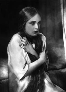CAMILLA HORN (Gretchen) Regie: Friedrich Wilhelm Murnau aka. Faust - eine deutsche Volkssage FAUST Deutschland 1925 26 Copyright: KPA !AUFNAHMEDATUM GESCHÄTZT! Nur redaktionelle Nutzung im Zusammenhang mit dem Film. Editorial usage only and only related to the movie. Im Falle anderer Verwendungen, kontaktieren Sie uns bitte. For other uses, please contact us. UnitedArchives00666262