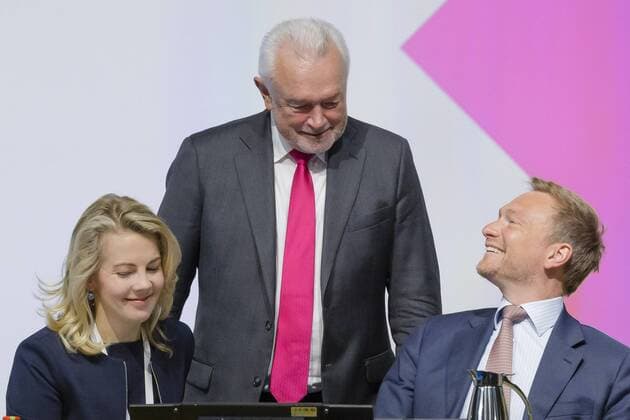 Vlnr.: Linda Teuteberg, Generalsekretaerin der FDP, Wolfgang Kubicki, MdB, FDP, und Christian Lindner, FDP Parteivorsitzender, aufgenommen beim 70. Parteitag der FDP. Berlin, 27.04.2019 Berlin Deutschland *** Vlnr Linda Teuteberg Secretary General of the FDP Wolfgang Kubicki MdB FDP and Christian Lindner FDP Party Chairman accepted at the 70th Party Congress of the FDP Berlin 27 04 2019 Berlin Germany Copyright: xThomasxTrutschel photothek.netx