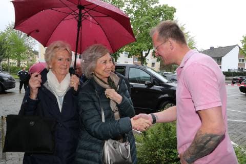 Spaniens EX König Juan Carlos mit seiner Frau Sophia und den Töchtern Elena und Cristina kommen zum Handballspiel des Enkels , Der 18-Jährige Pablo Urdangarin, spielt bei den A-Junioren der TSV Hannover-Burgdorf und steht am Sonnabend mit seiner Mannschaft gegen die HSG Wetzlar im Viertelfinale der Deutschen Meisterschaft. der Trainer Heidmar Felixson - TSV Burgdorf begrüßt Sophia von Griechenland und die Großmutter, Claire Liebaert Courtain,