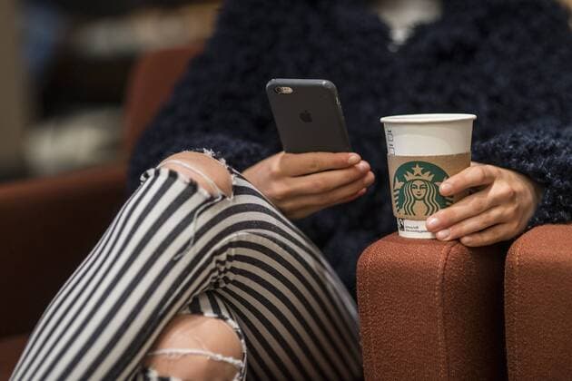 Teenager im Starbucks in Düsseldorf nahe der Königsallee. Mit MR.