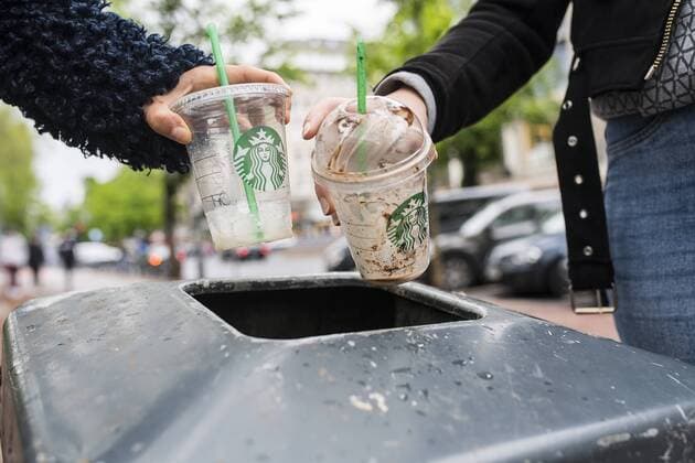 Teenager im Starbucks in Düsseldorf nahe der Königsallee. Mit MR.