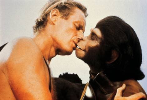 George Taylor (CHARLTON HESTON) lernt Dr. Zira (KIM HUNTER) näher kennen... Regie: Franklin J. Schaffner aka. Planet Of The Apes PLANET DER AFFEN USA 1967 Copyright: KPA !AUFNAHMEDATUM GESCHÄTZT! Nur redaktionelle Nutzung im Zusammenhang mit dem Film. Editorial usage only and only related to the movie. Im Falle anderer Verwendungen kontaktieren Sie uns bitte. For other uses, please contact us. UnitedArchives00855647