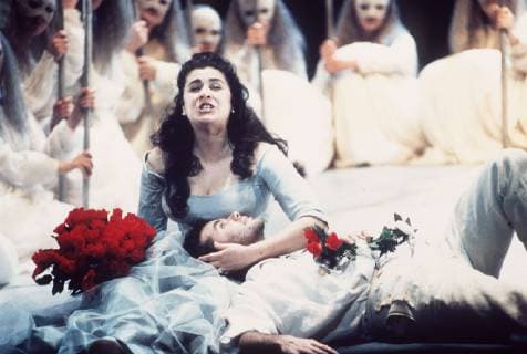 Euridice ist Fürst Arideo versprochen, liebt jedoch den Sänger und Dichter Orfeo. Vor der drohenden Hochzeit entkommt sie in die Wildnis... Bild: Orfeo (ROBERTO SACCA), Euridice (CECILIA BARTOLI) Regie: Inszenierung: Jürgen Flimm aka. Dramma per musica in fünf Akten ORFEO ED EURIDICE AUT 1995 Copyright: KPA !AUFNAHMEDATUM GESCHÄTZT! Nur redaktionelle Nutzung im Zusammenhang mit dem Film. Editorial usage only and only related to the movie. Im Falle anderer Verwendungen, kontaktieren Sie uns bitte. For other uses, please contact us. UnitedArchives00860412