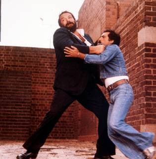 PLATTFUSS IN AFRIKA - Die Recherche in einem Mordfall führt Kommissar Rizzo (BUD SPENCER) - Plattfuss genannt - nach Südafrika, wo er sich in die Diamantenschmugglerszene einschleust. Bei seinen gefährlichen Nach-forschungen wird der schlagkräftige Polizist von dem kleinen Bodo unterstützt... Regie: Stefano Vanzina aka. Piedone L Africano PLATTFUSS IN AFRIKA BRD ITL 1977 Copyright: KPA !AUFNAHMEDATUM GESCHÄTZT! Nur redaktionelle Nutzung im Zusammenhang mit dem Film. Editorial usage only and only related to the movie. Im Falle anderer Verwendungen, kontaktieren Sie uns bitte. For other uses, please contact us. UnitedArchives00877713