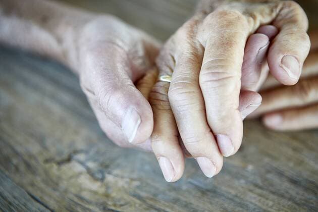 IMAGO Creative: Gesundheit, Demenz Senior couple holding hands, close-up model released Symbolfoto property released  RBF06984