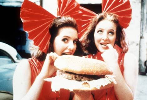Whopper-Punch 777 - Foto: Zwei Hamburger Girls (KARIN GEBHARDT und KATRIN GEBHARDT) - die Alptraumvision von Otto Paletti jr. Regie: Jürgen TrÜster WHOPPER-PUNCH 777 Deutschland 1988 Copyright: KPA !AUFNAHMEDATUM GESCHÄTZT! Nur redaktionelle Nutzung im Zusammenhang mit dem Film. Editorial usage only and only related to the movie. Im Falle anderer Verwendungen, kontaktieren Sie uns bitte. For other uses, please contact us. UnitedArchives00879357