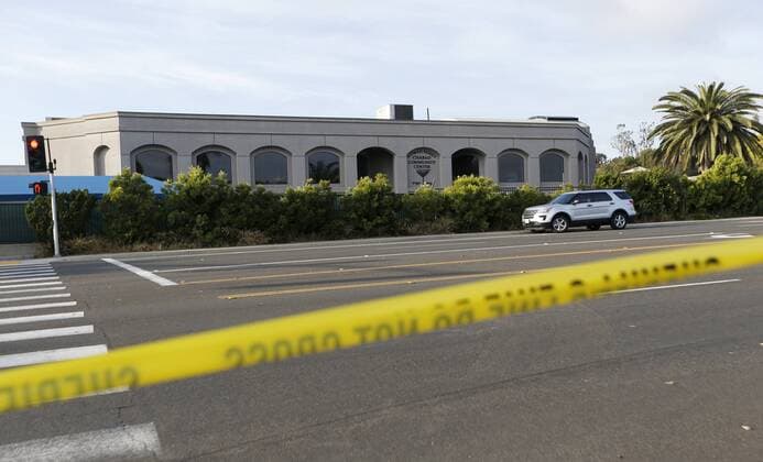 News Themen der Woche KW17 News Bilder des Tages (190428) -- POWAY, April 28, 2019 (Xinhua) -- A police tape is seen near the synagogue where a shooting took place in Poway, California of the United States, April 27, 2019. The suspect of Saturday s synagogue shooting in San Diego, California, has been identified as 19-year-old John Earnest, authorities said. One person died and three others were injured in the synagogue shooting. The wounded were taken to Palomar Medical Center in Escondido. (Xinhua Li Ying) U.S.-POWAY-SYNAGOGUE SHOOTING 