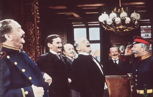 DER HAUPTMANN VON KÖPENICK D 1956 - Helmut Käutner Wilhelm Voigt (HEINZ RÜHMANN, r.) hat viele Jahre seines Lebens hinter Zuchthausmauern verbracht. Ohne Papiere erhält er nun keine Arbeit, ohne Arbeitsnachweis keine Papiere. Mit Hilfe einer Offiziersuniform aus dem Trödlerladen verwandelt er sich in einen preußischen Hauptmann ... Regie: Helmut Käutner DER HAUPTMANN VON KÖPENICK D 1956 Copyright: KPA !AUFNAHMEDATUM GESCHÄTZT! Nur redaktionelle Nutzung im Zusammenhang mit dem Film. Editorial usage only and only related to the movie. Im Falle anderer Verwendungen, kontaktieren Sie uns bitte. For other uses, please contact us. UnitedArchives00880042