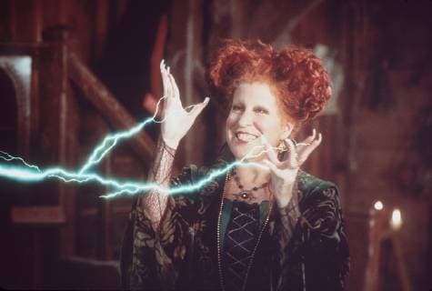HOCUS POCUS USA 1982 - Kenny Ortega 300 Jahre nach ihrer Hinrichtung erwachen drei Hexen-Schwestern ausgerechnet im Halloween-Rummel des Dorfes Salem zu neuem Leben. Foto: Die Hexe Winifred (BETTE MIDLER) tut alles, um wieder jung zu werden. Regie: Kenny Ortega aka. Hocus Pocus HOCUS POCUS USA 1982 Copyright: KPA !AUFNAHMEDATUM GESCHÄTZT! Nur redaktionelle Nutzung im Zusammenhang mit dem Film. Editorial usage only and only related to the movie. Im Falle anderer Verwendungen, kontaktieren Sie uns bitte. For other uses, please contact us. UnitedArchives00880354