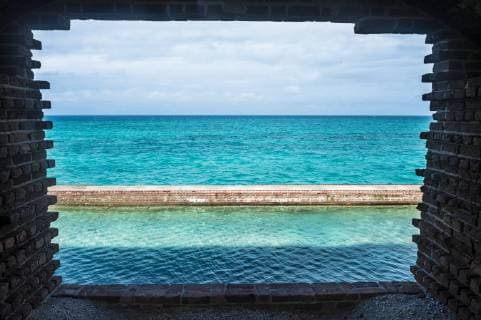 USA, Florida, Florida Keys, Dry Tortugas National Park, Pier surrounding Fort Jefferson  RUNF01015