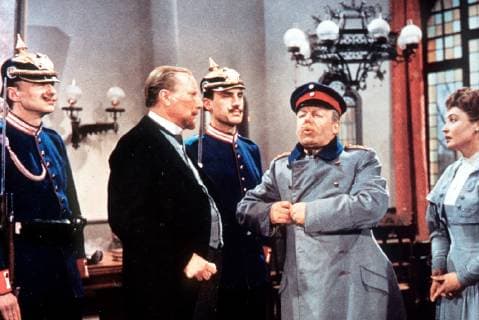 DER HAUPTMANN VON KÖPENICK D 1956 - Helmut Käutner Berlin um die Jahrhundert-wende: Der strafentlassene Schuster Wilhelm Voigt findet keine Arbeit, weil er keinen Paß hat. Und er bekommt keinen Paß, solange er keine Arbeit hat. MARTIN HELD - Dr. Obermüller, Bürgermeister HEINZ RÜHMANN - Wilhelm Voigt HANNELORE SCHROTH - Mathilde Obermüller Regie: Helmut Käutner DER HAUPTMANN VON KÖPENICK BRD 1956 Copyright: KPA !AUFNAHMEDATUM GESCHÄTZT! Nur redaktionelle Nutzung im Zusammenhang mit dem Film. Editorial usage only and only related to the movie. Im Falle anderer Verwendungen, kontaktieren Sie uns bitte. For other uses, please contact us. UnitedArchives00882175