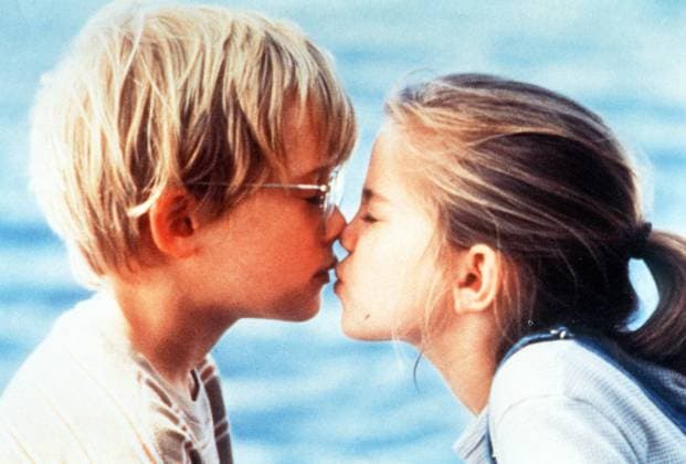 MY GIRL - MEINE ERSTE LIEBE USA 1991 - Howard Zieff Ein im väterlichen Bestattungsunternehmen mutterlos aufwachsendes elfjähriges Mädchen, das seine Sorgen und Nöte mit altklugen Reden überdeckt, verliebt sich in seinen Lehrer. Aber als ihr Vater die Make-Up-Expertin Shelly anheuert und sich unübersehbar von ihr angezogen fühlt, reagiert Vada wahnsinnig eifersüchtig. Foto: Vada (ANNA CHLUMSKY) und ihr neuer Freund Thomas (MACAULAY CULKIN). Regie: Howard Zieff aka. My Girl MY GIRL - MEINE ERSTE LIEBE USA 1991 Copyright: KPA !AUFNAHMEDATUM GESCHÄTZT! Nur redaktionelle Nutzung im Zusammenhang mit dem Film. Editorial usage only and only related to the movie. Im Falle anderer Verwendungen, kontaktieren Sie uns bitte. For other uses, please contact us. UnitedArchives00883162