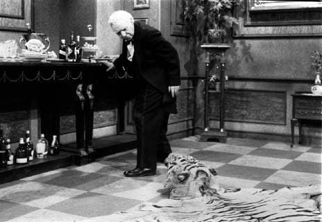 DINNER FOR ONE Butler James - FREDDIE FRINTON DINNER FOR ONE Copyright: KPA !AUFNAHMEDATUM GESCHÄTZT! Nur redaktionelle Nutzung im Zusammenhang mit dem Film. Editorial usage only and only related to the movie. Im Falle anderer Verwendungen, kontaktieren Sie uns bitte. For other uses, please contact us. UnitedArchives00883302