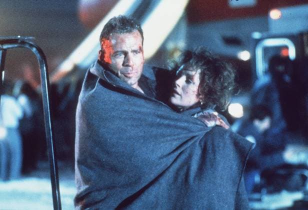 STIRB LANGSAM II Die Hard 2 John McClane (BRUCE WILLIS) und seine Frau Holly (BONNIE BEDELIA) geraten am Flughafen in einen tödlichen Kampf mit Terroristen. Regie: Renny Harlin aka. Die Hard 2 STIRB LANGSAM II USA 1990 Copyright: KPA !AUFNAHMEDATUM GESCHÄTZT! Nur redaktionelle Nutzung im Zusammenhang mit dem Film. Editorial usage only and only related to the movie. Im Falle anderer Verwendungen, kontaktieren Sie uns bitte. For other uses, please contact us. UnitedArchives00883844