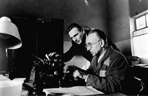 73. Berlinale, Steven Spielberg erhält den Goldenen Ehrenbären für sein Lebenswerk SCHINDLERS LISTE Schindler s List Steven Spielberg verfilmte die authentische Geschichte des deutschen Industriellen Oskar Schindler, der mit Hilfe seines jüdischen Buchhalters Itzhak Stern eine Liste erstellt, wodurch vielen jüdischen Zwangsarbeitern das Leben gerettet wird. Szene mit BEN KINGSLEY (Itzhak Stern) und LIAM NEESON (Oskar Schindler). Regie: Steven Spielberg aka. Schindler s List SCHINDLERS LISTE USA 1993 Copyright: KPA !AUFNAHMEDATUM GESCHÄTZT! Nur redaktionelle Nutzung im Zusammenhang mit dem Film. Editorial usage only and only related to the movie. Im Falle anderer Verwendungen, kontaktieren Sie uns bitte. For other uses, please contact us. UnitedArchives00884672