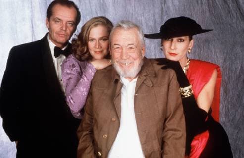 Prizzi s Honor An der Ehre der Prizzis , einer mächtigen Mafia-Familie, ist nicht zu rütteln. Das muss auch der Profi-Killer Partanna (JACK NICHOLSON) feststellen. Im Bild: JACK NICHOLSON (Charley Partanna), KATHLEEN TURNER (Irene Walker), JOHN HUSTON (Regie) und Tochter ANGELICA HUSTON (Maerose Prizzi). Regie: John Huston aka. Prizzi s Honor DIE EHRE DER PRIZZIS USA 1985 Copyright: KPA !AUFNAHMEDATUM GESCHÄTZT! Nur redaktionelle Nutzung im Zusammenhang mit dem Film. Editorial usage only and only related to the movie. Im Falle anderer Verwendungen, kontaktieren Sie uns bitte. For other uses, please contact us. UnitedArchives00885756