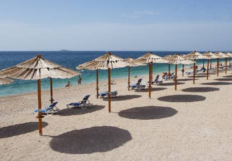 IMAGO Creative, Sommer, Schatten-Plätze bei Hitze Croatia, Dalmatia, Primosten, Adria, Beach with beach umbrellas  WWF04152
