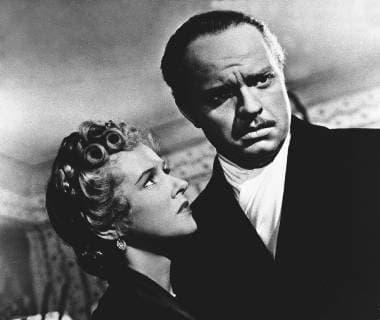 CITIZEN KANE In seinem gigantischen Märchenschloß Xanadu stirbt der Zeitungstycoon Charles Foster Kane. Sein letztes Wort ist: Rosebud . Ein Reporter will den Sinn dieses Wortes erforschen und befragt all die Menschen, die Kane gekannt haben. Mit Citizen Kane gab der damals 24jährige Orson Welles sein Debüt als Autor, Regisseur und Hauptdarsteller. Szene: Kane (ORSON WELLES) zieht sich mit der Sängerin Susan (DOROTHY COMINGORE) nach Xanadu zurück, wo beide aneinander vorbeileben. Regie: ORSON WELLES CITIZEN KANE USA 1941 Copyright: KPA !AUFNAHMEDATUM GESCHÄTZT! Nur redaktionelle Nutzung im Zusammenhang mit dem Film. Editorial usage only and only related to the movie. Im Falle anderer Verwendungen, kontaktieren Sie uns bitte. For other uses, please contact us. UnitedArchives00888966
