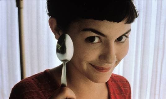 Le fabuleux destin d™Amelie Poulain DIE FABELHAFTE WELT DER AMEeLIE F 2001 - Jean-Pierre Jeunet Amelie (AUDREY TAUTOU) ist eine Täumerin und steht doch mit beiden Beinen auf der Erde. Ihr Job in einem Cafe am Montmatre, hält sie in der Realität fest. Eifersüchtige Liebhaber, gescheiterte Genies und sehnsuchtskranke Hypochonder bevölkern den skurrilen Mikrokosmos des Cafes. Amelie beschließt, als gute Fee in das Leben ihrer Mitmenschen einzugreifen. Sie schickt einen Gartenzwerg auf Weltreise und zaubert verschollene Liebesbriefe herbei. Als sie Nino den Mann ihrer Träume, trifft, weiß sie nicht, wie sie sich selbst zum Glück verhelfen soll... 1691 Regie: Jean-Pierre Jeunet DIE FABELHAFTE WELT DER AMELIE F 2001 Copyright: KPA !AUFNAHMEDATUM GESCHÄTZT! Nur redaktionelle Nutzung im Zusammenhang mit dem Film. Editorial usage only and only related to the movie. Im Falle anderer Verwendungen, kontaktieren Sie uns bitte. For other uses, please contact us. UnitedArchives00890660