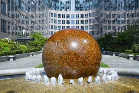 Deutschland, Berlin, Moabit Der Brunnen im Innenhof des hufeisenförmigen Bürogebäudes im Spreebogen in Berlin-Moabit. Bis 2015 beherbergte das Gebäude das Bundesministerium des Innern. Foto: Volker Hohlfeld Brunnen im Spreebogen *** The fountain in the inner courtyard of the horseshoe-shaped office building in the Spreebogen in Berlin Moabit Until 2015, the building housed the Federal Ministry of the Interior Photo Volker Hohlfeld Brunnen im Spreebogen