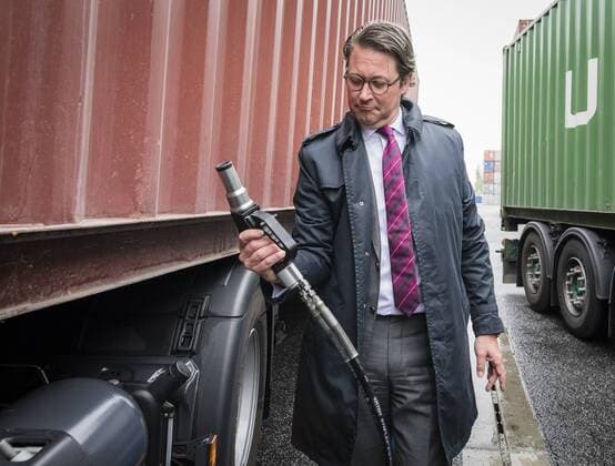 News Themen der Woche KW18 News Bilder des Tages Andreas Scheuer Die Hamburger Spedition Konrad Zippel stellt in Berlin am Westhafen im beisein des Bundesverkehrsministers Andreas Scheuer die ersten CNG-LKW s vor. Die Gasantriebe sorgen für einen umweltschonenderen und leiseren Transport der Nahverkehrsgüter. Es gibt in Leipzig, Berlin und in den Seehäfen mehrere Gastankstellen die das CNG bereitstellen. *** Andreas Scheuer The Hamburg freight forwarder Konrad Zippel presents the first CNG trucks at the Westhafen in Berlin in the presence of the Federal Transport Minister Andreas Scheuer The gas drives ensure a more environmentally friendly and quieter transport of local transport goods There are several gas filling stations in Leipzig Berlin and in the seaports that provide the CNG