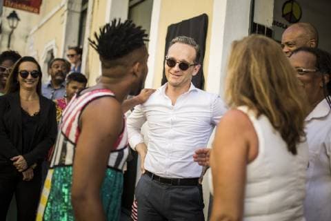 News Bilder des Tages Bundesaussenminister Heiko Maas, SPD, aufgenommen bei einer Olodum-Vorfuehrung im Rahmen eines Rundgangs durch die UNESCO-Weltkulturerbe Altstadt Pelourinho in Salvador de Bahia, 29.04.2019. Heiko Maas reist im Rahmen seiner Reise nach Lateinamerika Brasilien, Kolumbien und Mexiko. Salvador de Bahia Brazil *** Federal Foreign Minister Heiko Maas SPD admitted during an Olodum demonstration as part of a tour of the UNESCO World Cultural Heritage Site Old Town Pelourinho in Salvador de Bahia 29 04 2019 Heiko Maas travels as part of his trip to Latin America Brazil Colombia and Mexico Salvador de Bahia Brazil Copyright: xFlorianxGaertner photothek.netx