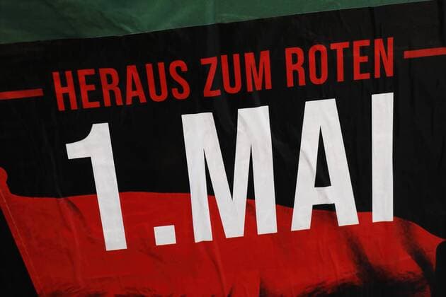 Plakate zum 1. Mai - Berlin, Deutschland, DEU, GER, 16.04.2019 - Berlin: Plakatwerbung für Demonstration am 1. Mai auf den Straßen der Hauptstadt. - Plakat mit dem Aufruf: HERAUS ZUM ROTEN 1.MAI - 13 UHR KARL MARX PLATZ - 90 JAHRE BLUTMAI - NEUKÖLLN VERGISST NICHT 1. Mai Plakate - Berlin *** Posters for 1 May Berlin Germany DEU GER 16 04 2019 Berlin Poster advertising for demonstration on 1 May on the streets of the capital Poster with the call HERAUS ZUM ROTEN 1 MAI 13 UHR KARL MARX PLATZ 90 JAHRE BLUTMAI NEUKÖLLN VERGISST NICHT 1 Mai Posters Berlin