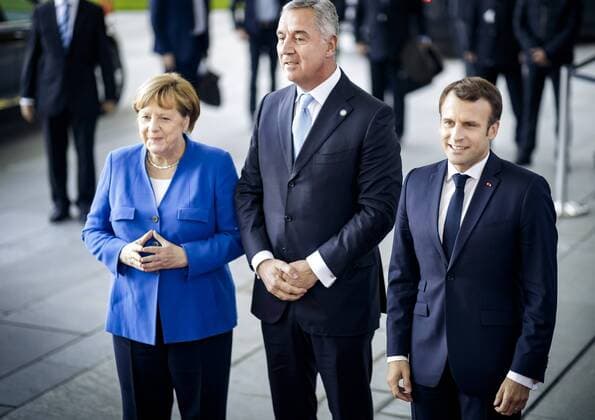 Bundeskanzlerin Angela Merkel, CDU, begruesst zusammen mit Emmanuel Macron, Praesident der Franzoesischen Republik, Milo Dukanovic, Staatspr°sident der Republik Montenegro im Bundeskanzleramt, anlaesslich des Westbalkantreffen in Berlin. 29.04.2019. Berlin Deutschland *** Chancellor Angela Merkel CDU together with Emmanuel Macron welcomes President of the French Republic Milo Dukanovic President of the Republic of Montenegro to the Federal Chancellery on the occasion of the Western Balkans Meeting in Berlin 29 04 2019 Berlin Germany Copyright: xFelixxZahn photothek.netx