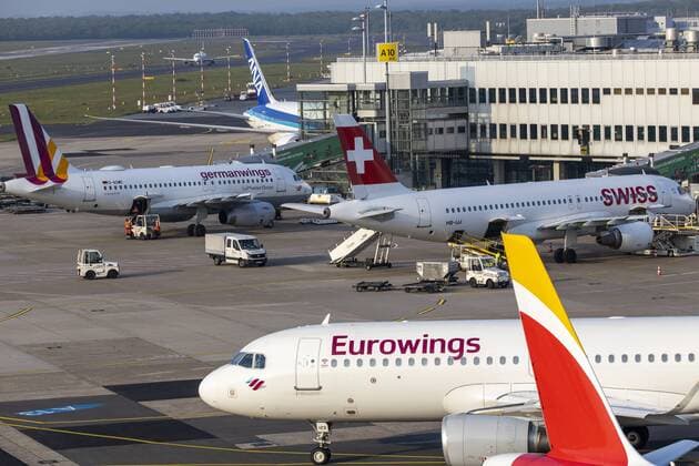Flughafen Düsseldorf International, DUS, Vorfeld Terminal A und B, Flugzeuge von Swiss, ANA, Germanwings, Eurowings, Airbus,