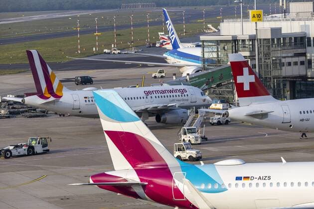 Flughafen Düsseldorf International, DUS, Vorfeld Terminal A und B, Flugzeuge von Swiss, ANA, Germanwings, Eurowings, Airbus,