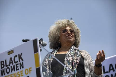 Berühmte Feministinnen, Angela Davis April 30, 2019 - Washington, District of Columbia, U.S. - Activist Angela Davis speaks during a press event in front of the United States Capitol in Washington, D.C. on April 30, 2019. Several members of Congress attended the event and spoke out against recent tweets by President Donald Trump that attacked Rep. Ilhan Omar. Credit: CNP Washington U.S. - ZUMAs152 20190430_zaa_s152_065 Copyright: xAlexxEdelmanx