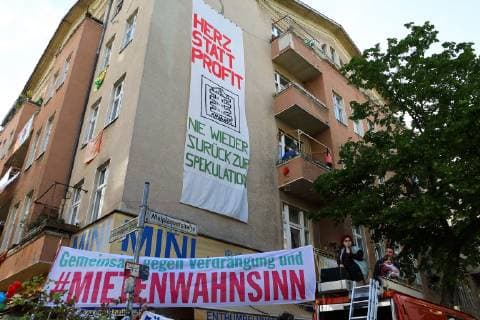 HÄNDE WEG VOM WEDDING - GER, Germany, Deutschland, Berlin, 30.04.2019 - Berlin-Mitte (OT Wedding): Über tausend Menschen sind am Vorabend des 1. Mai zu einem Protestmarsch unter dem Motto Hände weg vom Wedding zusammengekommen. Die Demonstration richtete sich gegen den immer knapper werdenden Wohnraum und die stetig steigenden Mieten in Berlin. Der Demonstrationszug formierte sich am Leopoldplatz und zog quer durch den Ortsteil Wedding des Berliner Bezirks Mitte. Endpunkt des Protestzuges war die Müllerstraße Ecke Otawistraße am U-Bahnhof Rehberge. Auf der gesamten Demostrecke kam es zu keinen Zwischenfällen, alles blieb bis zum Schluß friedlich. - Banner an einer Hauswand in der Malplaquetstraße mit den Aufschriften: HERZ STATT PROFIT - NIE WIEDER ZURÜCK ZUR SPEKULATION - Gemeinsam gegen Verdrängung und MIETENWAHNSINN HÄND